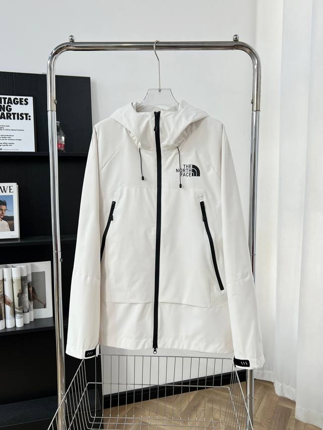 9913# The North Face - Men's Windproof and Water-Repellent Softshell Jacket with