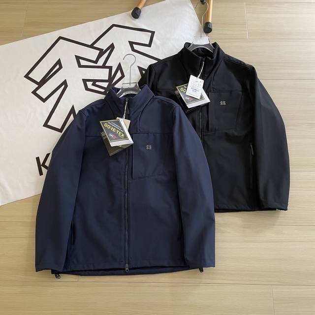 Kolon Sport Two-Tone Fleece-Lined Softshell Jacket with Stand Collar - This is a