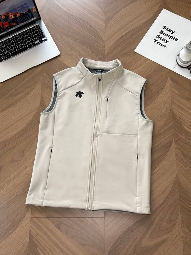 9971# Descente Softshell Fleece-Lined Vest! Features a seamless quilted design w