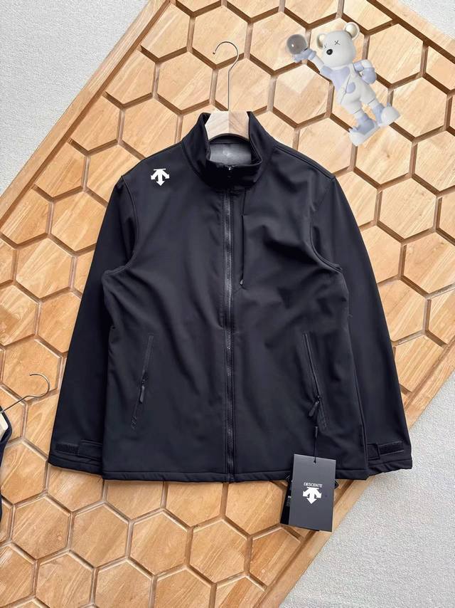 Descente Outdoor Men's Stand Collar Fleece-Lined Softshell Jacket! This softshe