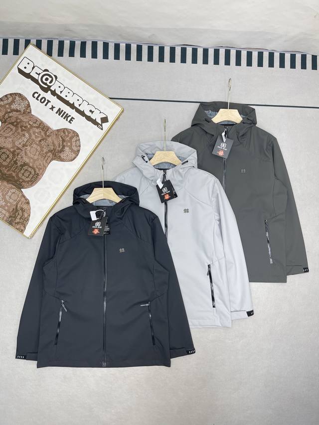 Supply Controlled by Ddd. New Autumn Kolon Sport Hiking Jacket with Metal Label.