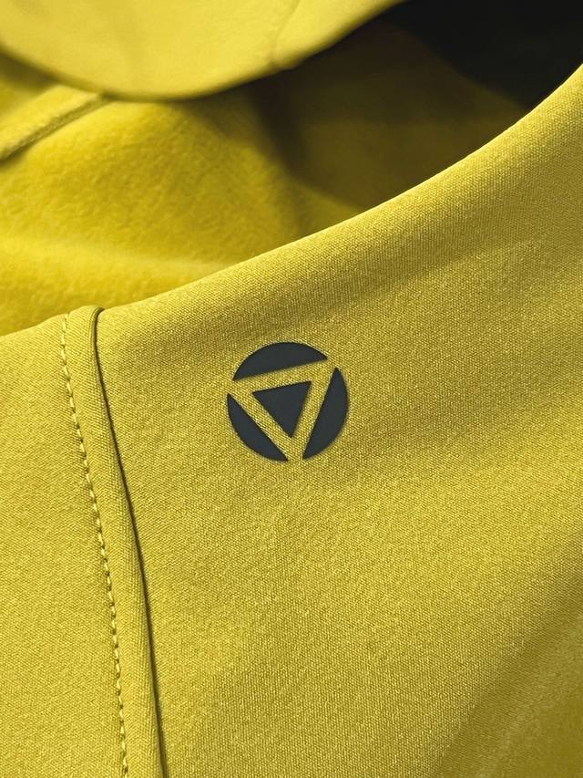 Supply Control Kg2539110 Detailed Images 1. The left chest pocket fits snugly, a