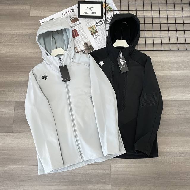 Descente Men's Fleece-Lined Training Jacket/Jacket - Woven Top. Made with functi