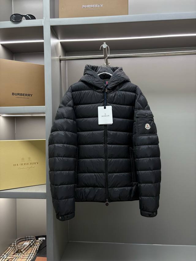 Moncler New Hooded Down Jacket This down jacket is a warm "armor" for winter. Cl
