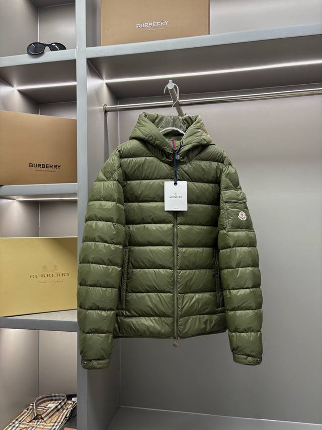 Moncler New Hooded Down Jacket This down jacket is a warm "armor" for winter. Cl