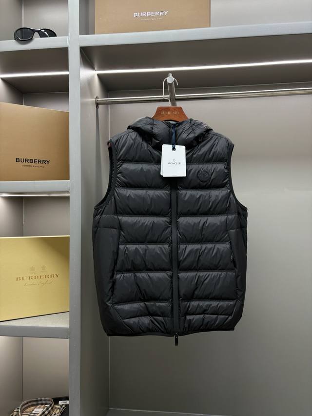 Moncler New Logo Down Vest (Ddd) Classic black and white, unisex, simple yet sop