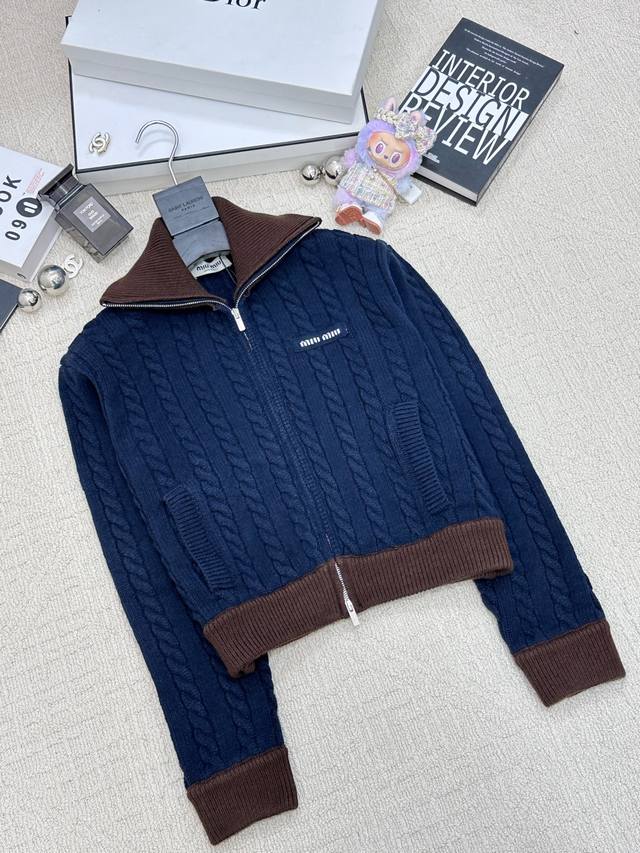 New stand-up collar zip-up jacket with logo pattern embellishment, a high-end lo