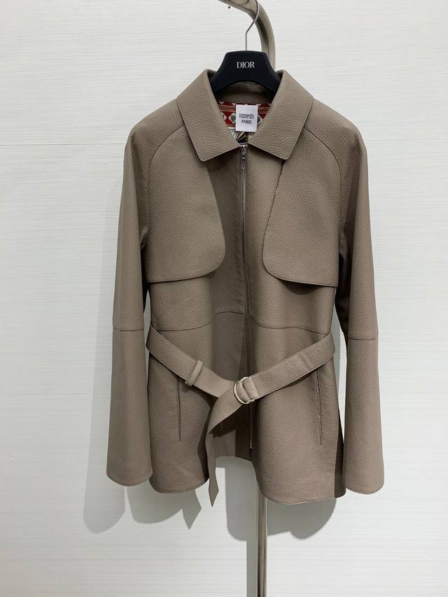 Hermes runway piece, a must-have for any quality-conscious wardrobe. This top-gr