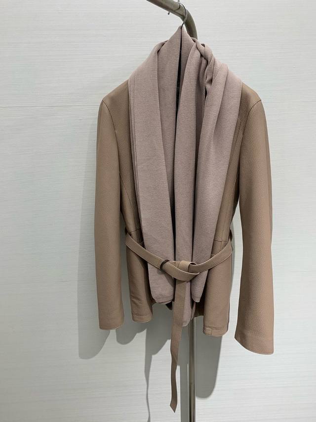 A must-have for any Hermes quality-conscious wardrobe! This top-quality lambskin