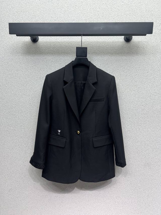 D brand bee blazer with a premium feel and exquisite craftsmanship, perfectly sh