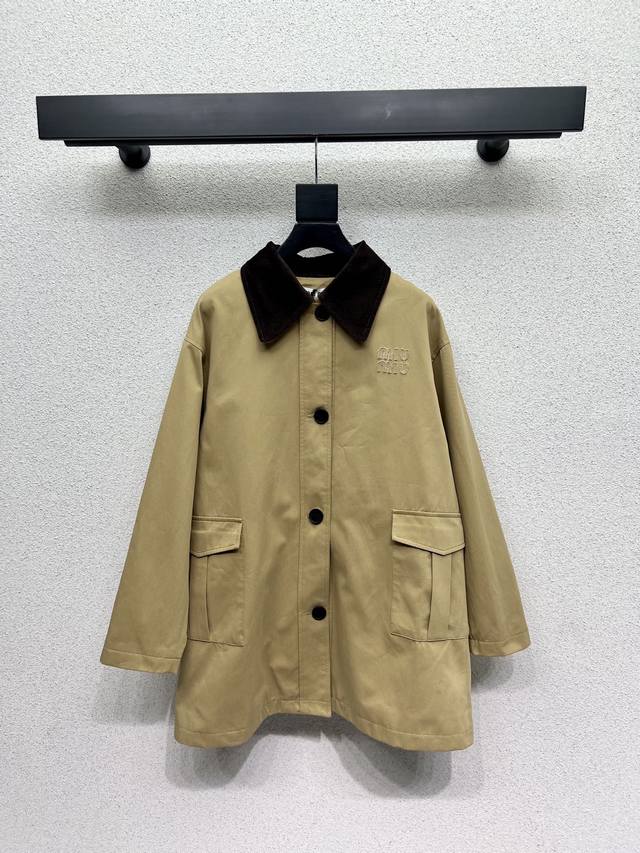 Miu color-blocked corduroy lapel casual jacket. The loose fit design is stylish