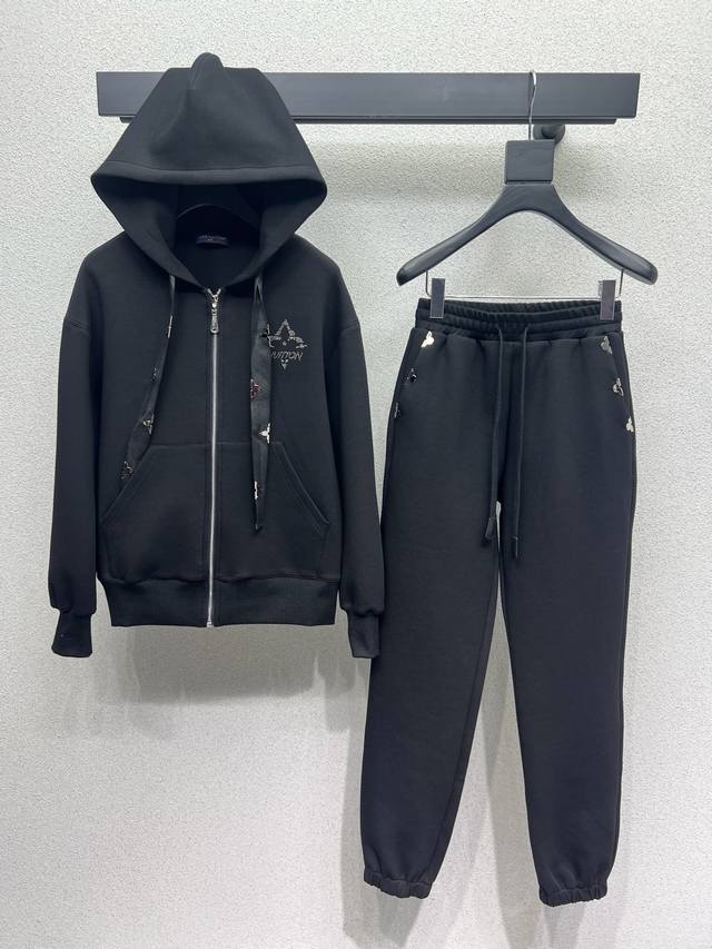 L's metallic design casual suit is stylish, understated, elegant, and luxurious!