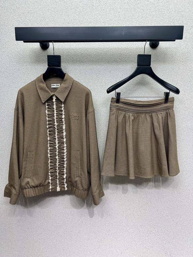 Miu plaid suit, classic and stylish, exuding confidence. The fabric has a nice t