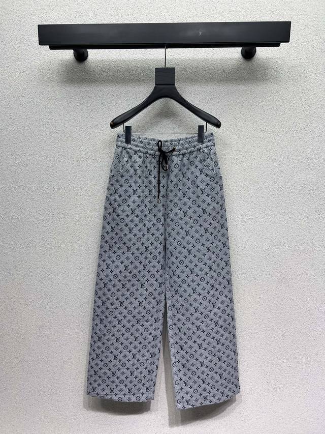 L's classic monogram casual trousers exude a sophisticated air while boasting a