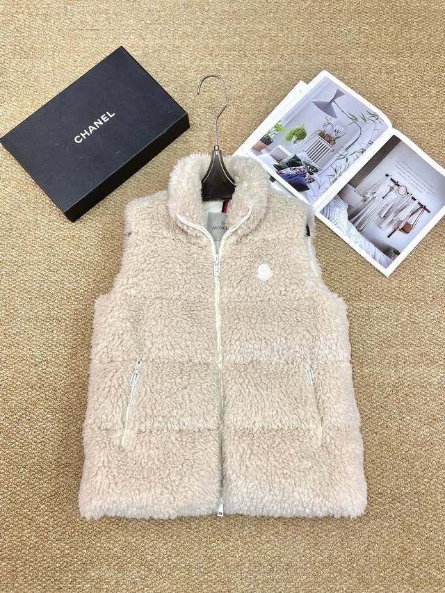 Moncler's new vest, the plush fabric is so soft and fluffy, like petting a cat!