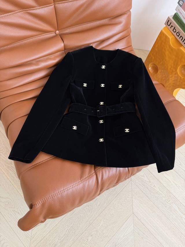 Exquisite Autumn/Winter 2025 New Double C Button Decorated velvet Coat. This coa