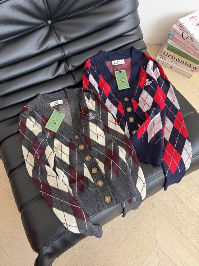 Retro-inspired Saturn logo embroidered diamond-patterned cardigan exudes a Paris