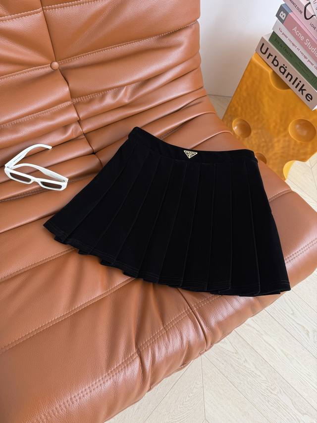 Super versatile 25Fw velvet pleated midi skirt with triangular logo decoration.
