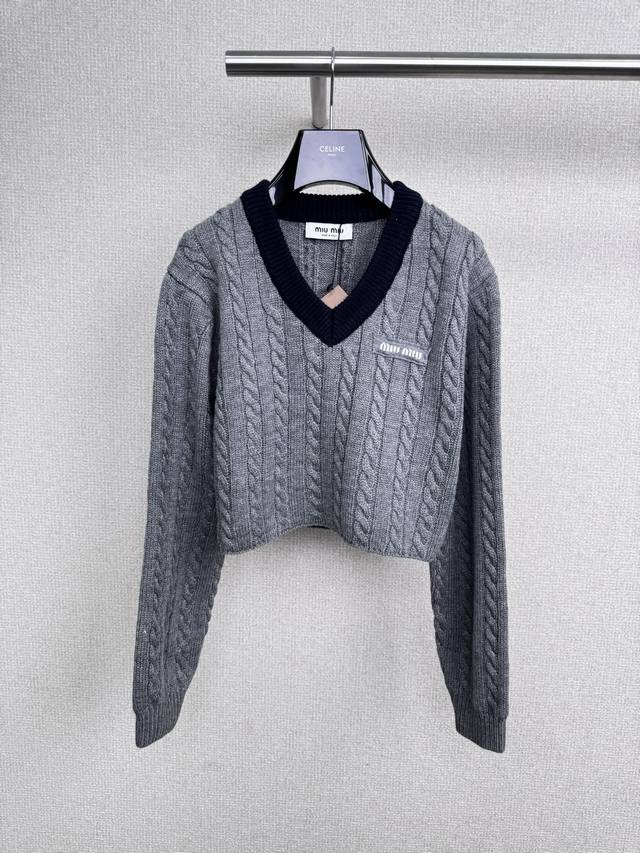 Miumiu 2025 Fall/Winter New V-neck Cropped Sweater. Whose retro DNA has awakened