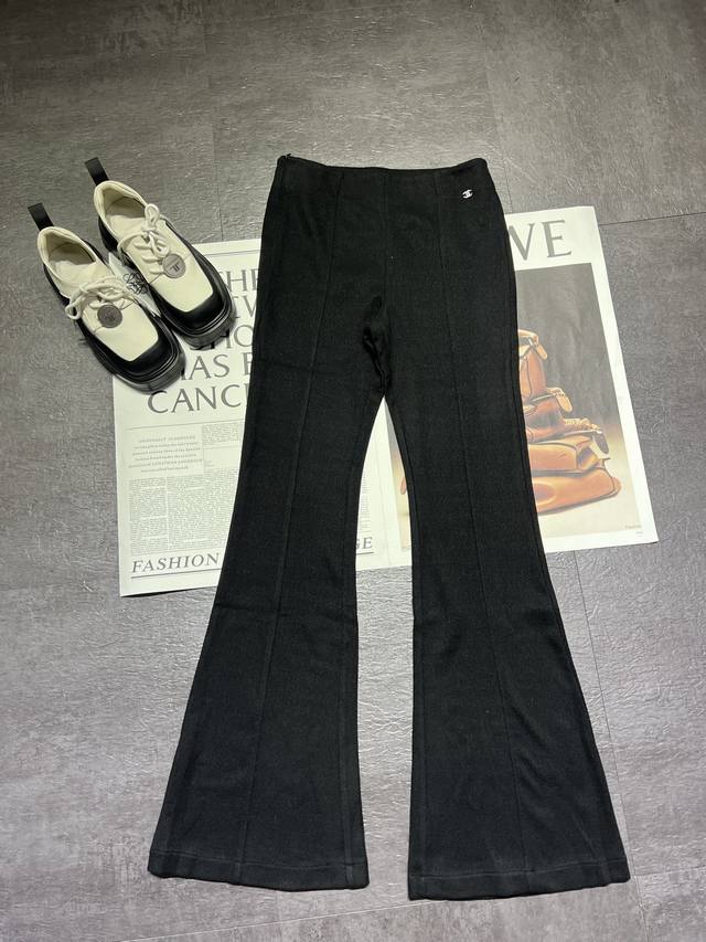 Flared wool and silk pants are now available. A must-have for autumn and winter,