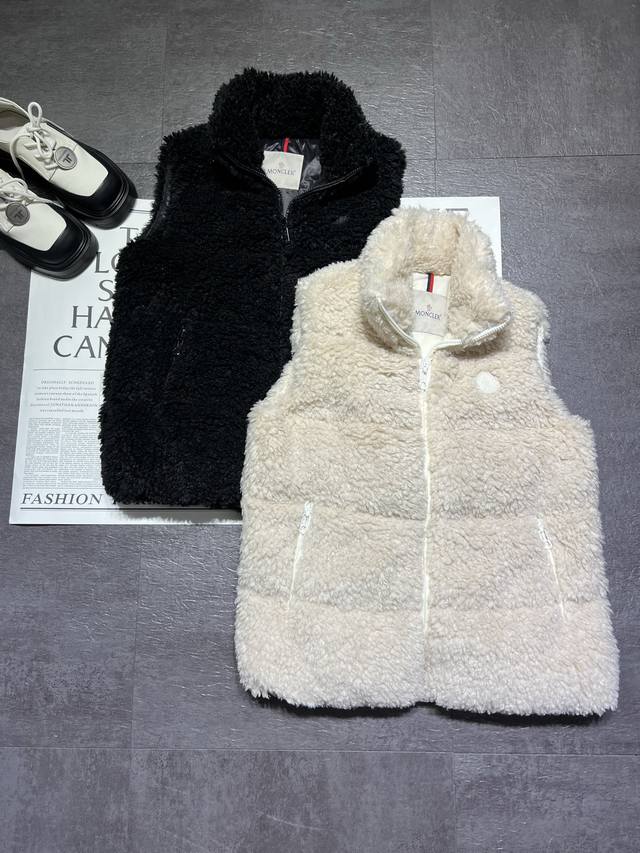 Moncle*'s new autumn/winter down vest is now available! 90% down filling, super