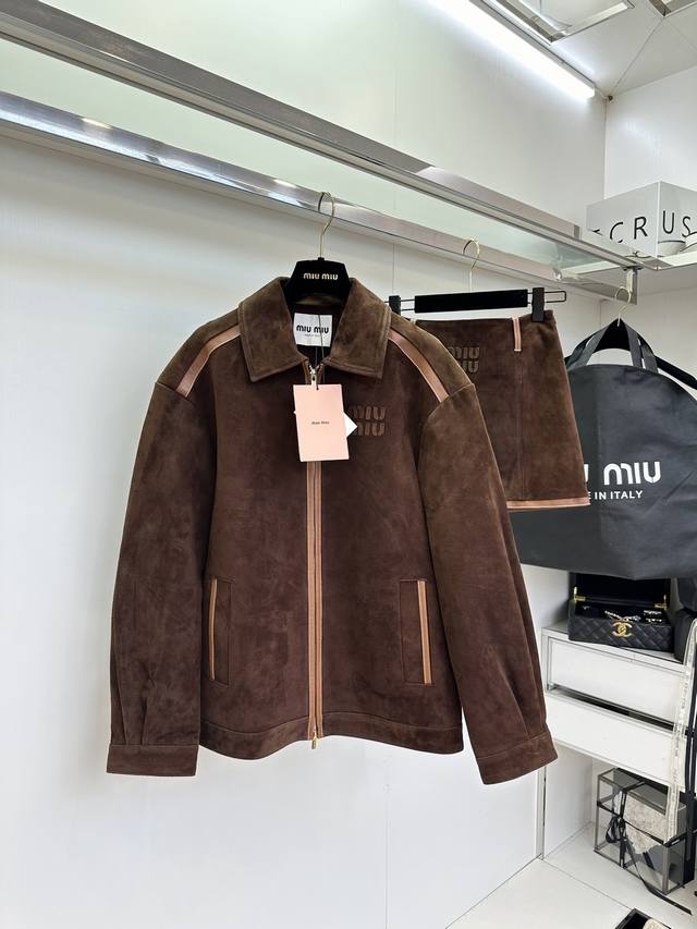 25 Af Miu Miu's new autumn/winter suede sheepskin coat, made of imported Scottis