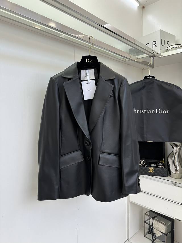 25 F Autumn/Winter New Leather Suit Jacket. This leather jacket combines the pow