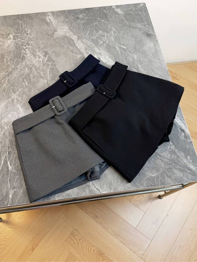 The mid-to-high waist design effectively elongates the leg lines and optimizes b