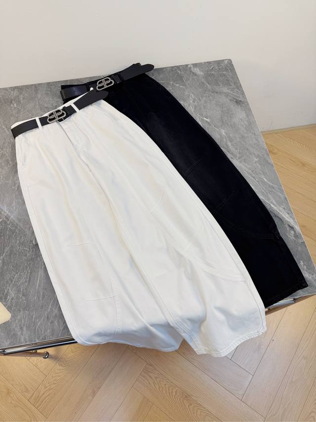 25 New Arrival: The black belt with the iconic double-B metal buckle not only ci