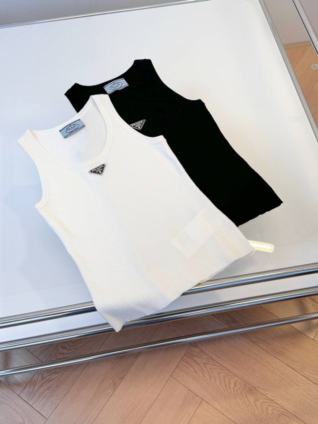 This triangle logo vest exudes understated elegance and a minimalist design, ref