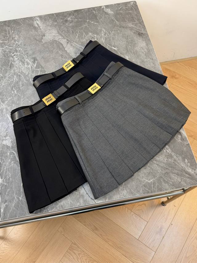 25 New style. A black leather belt at the waist adds a touch of coolness to the