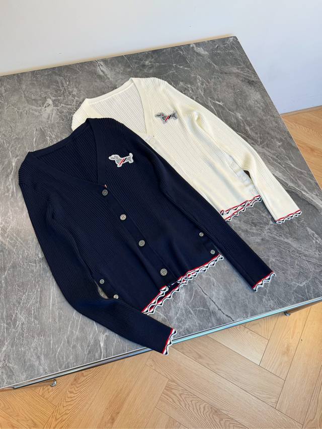 25 New V-neck knit cardigan. The design is simple yet sophisticated. The classic