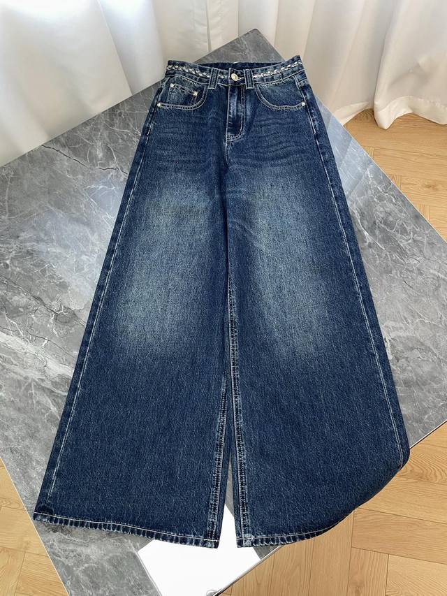 25 New Retro Distressed Wide-Leg Jeans: These jeans create a casual and relaxed