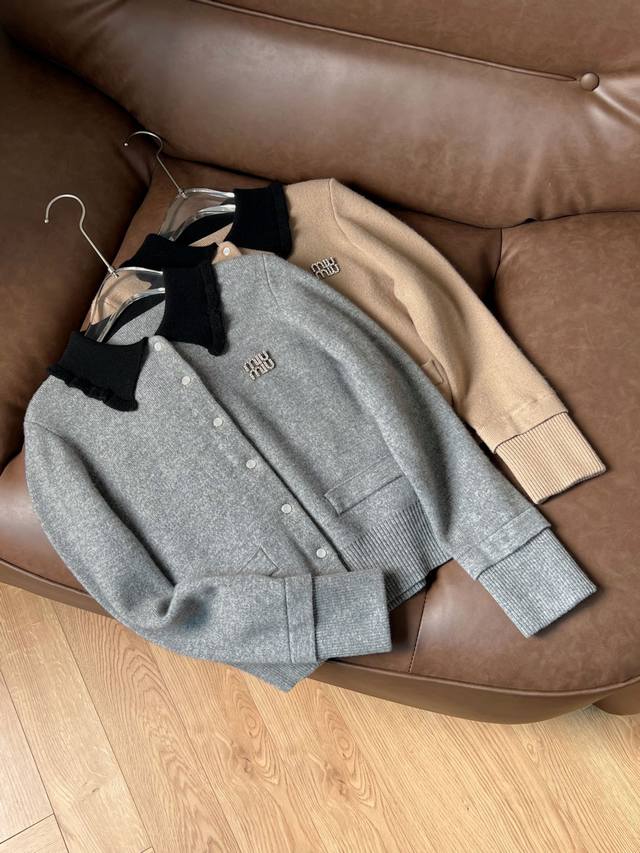 Mi* Miu 2025 Autumn/Winter New Color-Blocked Collar Brooch Sweater. This color-b