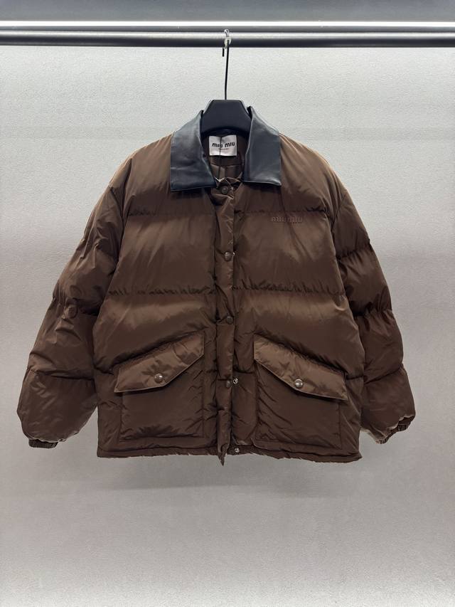 2025 Autumn and Winter! Miu Leather Collar Brown Down Jacket! This down jacket f