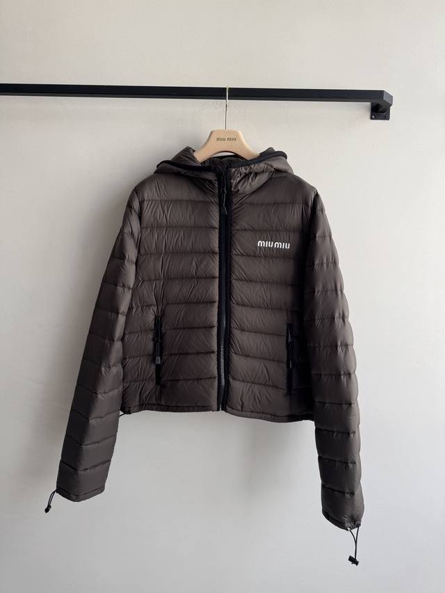 Miumi* 25Fw Autumn/Winter New Logo Embroidered Lightweight Hooded Down Jacket |