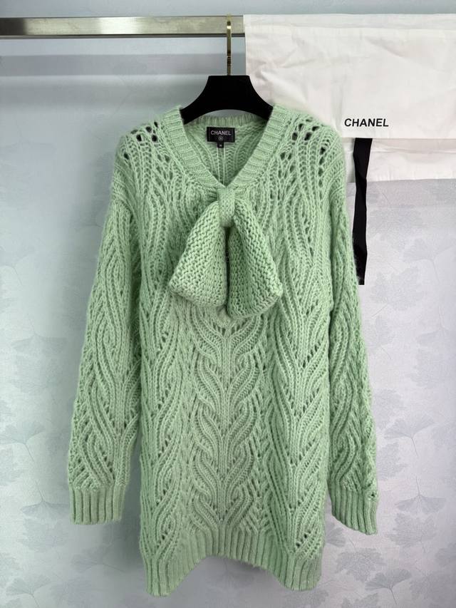 Ch*25 Autumn/Winter New Arrival Bow-Knot Long Sweater. The 3D bow on the chest a