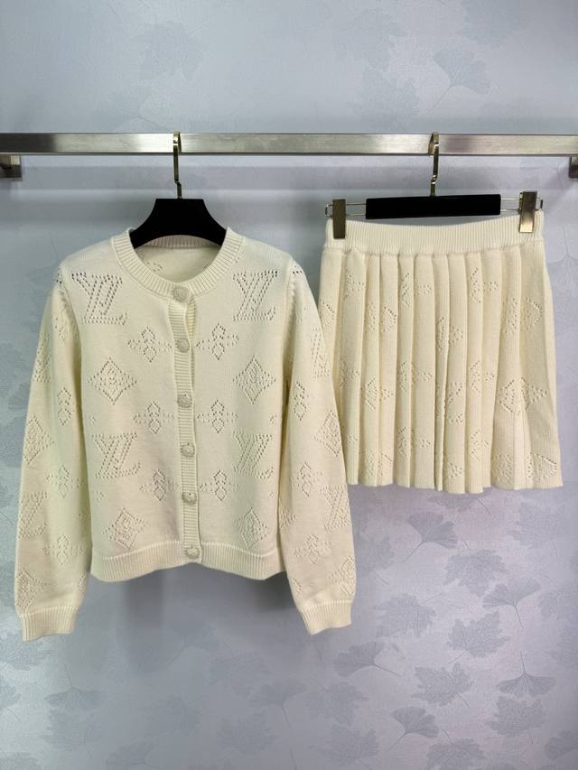 Lou*2025 Early Autumn New Jacquard Knit Cardigan Pleated Skirt Set. Custom-made