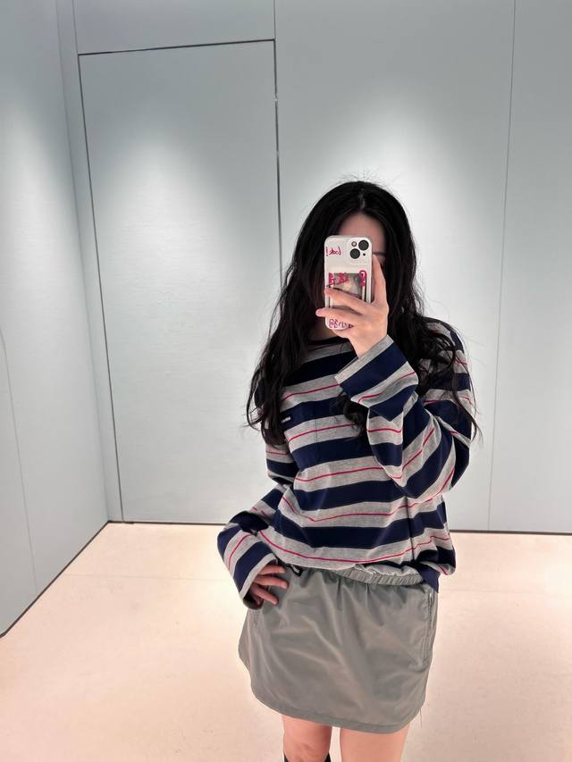 Miumi* 25Fw Early Autumn New Micro-logo Striped Loose Long-Sleeve T-Shirt | Excl