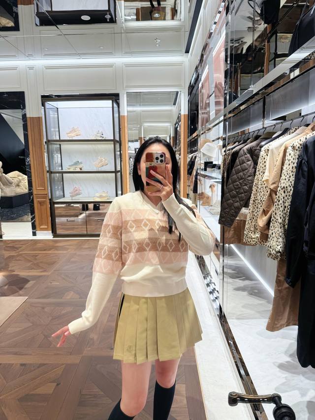 Moncl*R 25Fw Early Autumn New Arrival: Diamond Pattern Wool V-Neck Knit Sweater