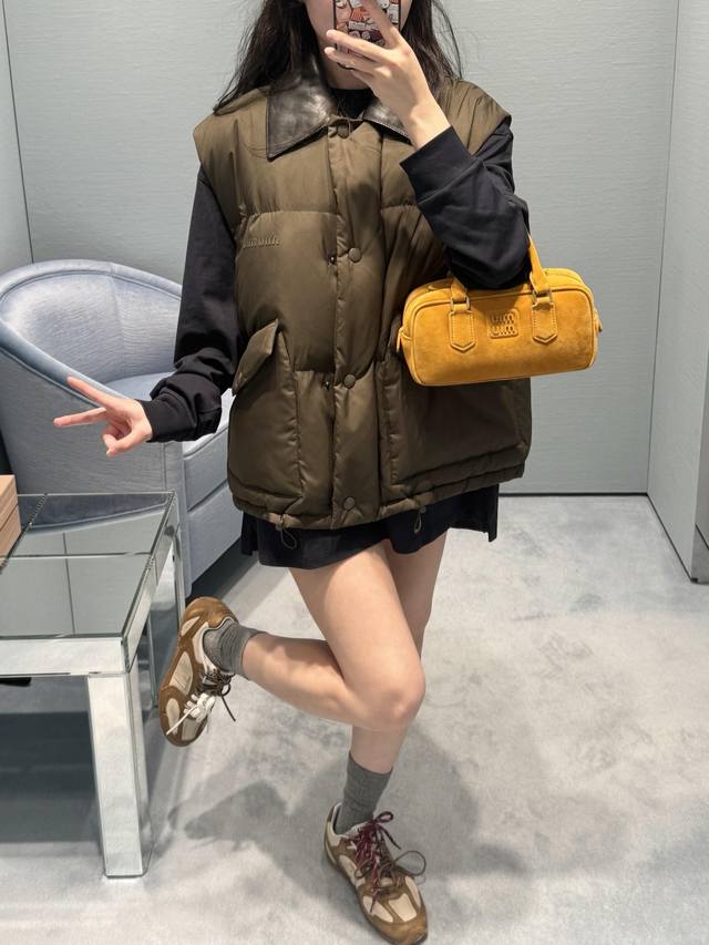 Miumi* 25Fw Autumn/Winter New Color-Blocked Genuine Leather Lapel Sleeveless Dow