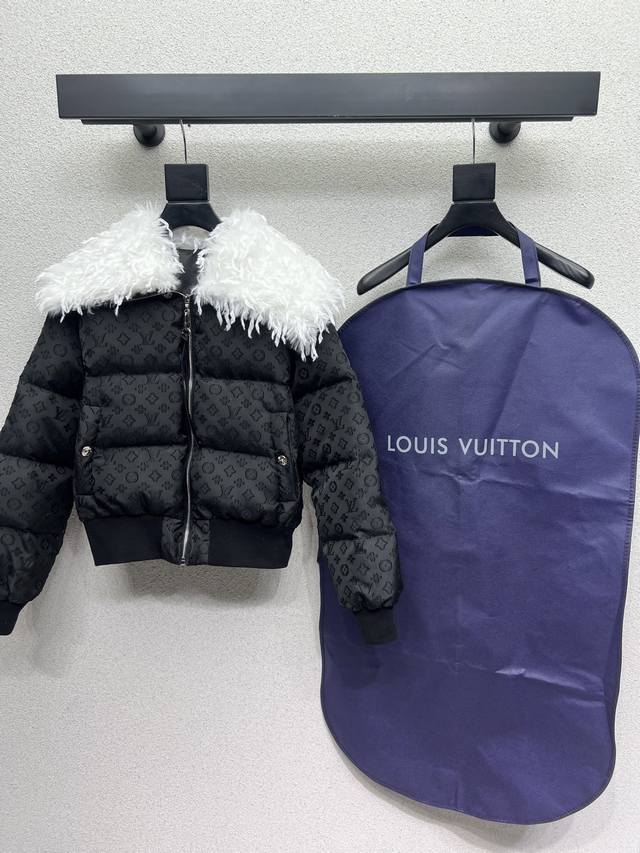 L's monogrammed down jacket with detachable fur collar! Understated yet sophisti