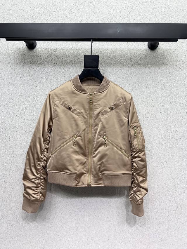 L brand khaki jacket with a premium feel and exquisite craftsmanship, perfectly