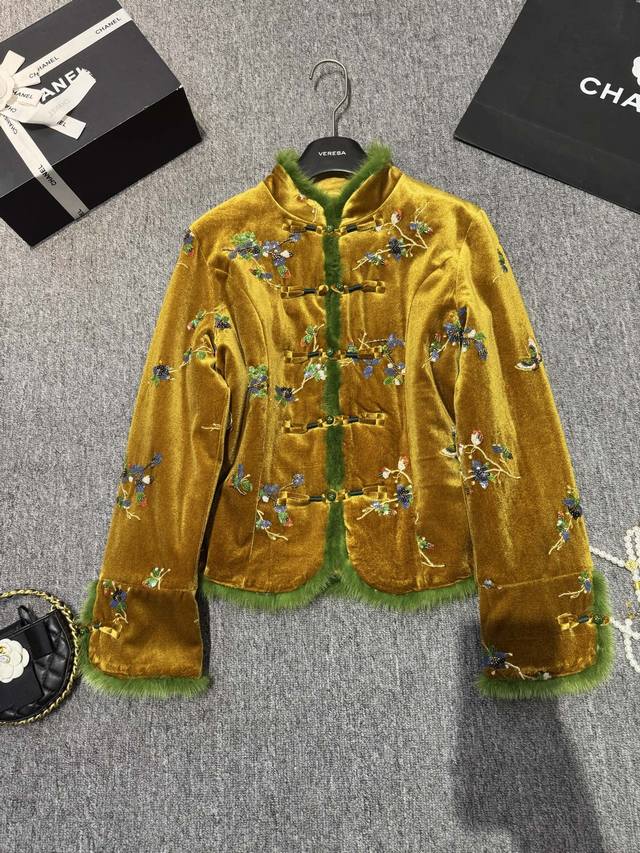 Youthful and beautiful! A light quilted jacket is a must-have! Stylish and youth