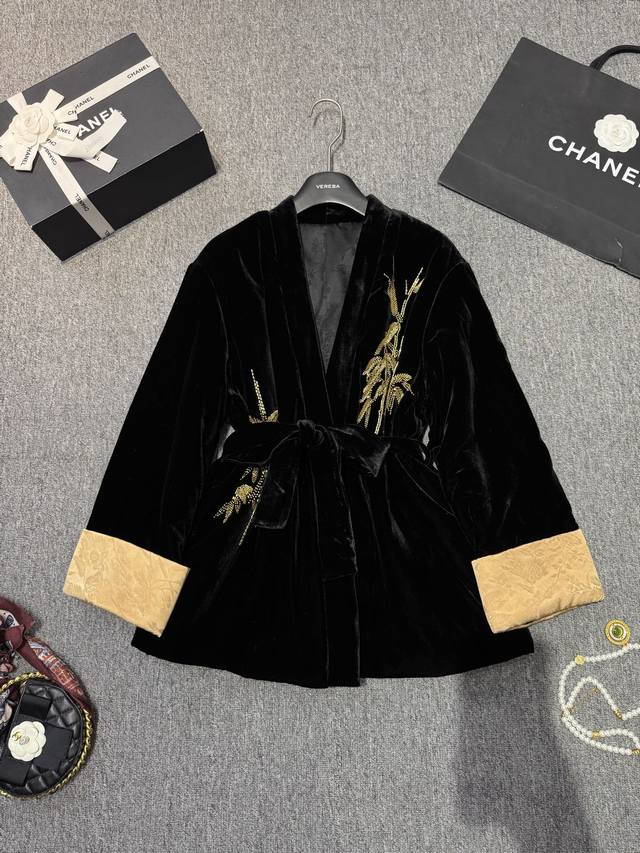 It's getting colder! Time to wear a light silk velvet cotton-padded jacket! Chin