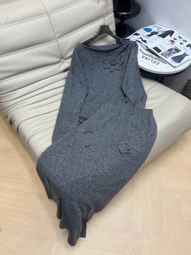 2620 Newest Silk Wool Suit Arrives! Embroidered Flower Round Neck Off-Shoulder T