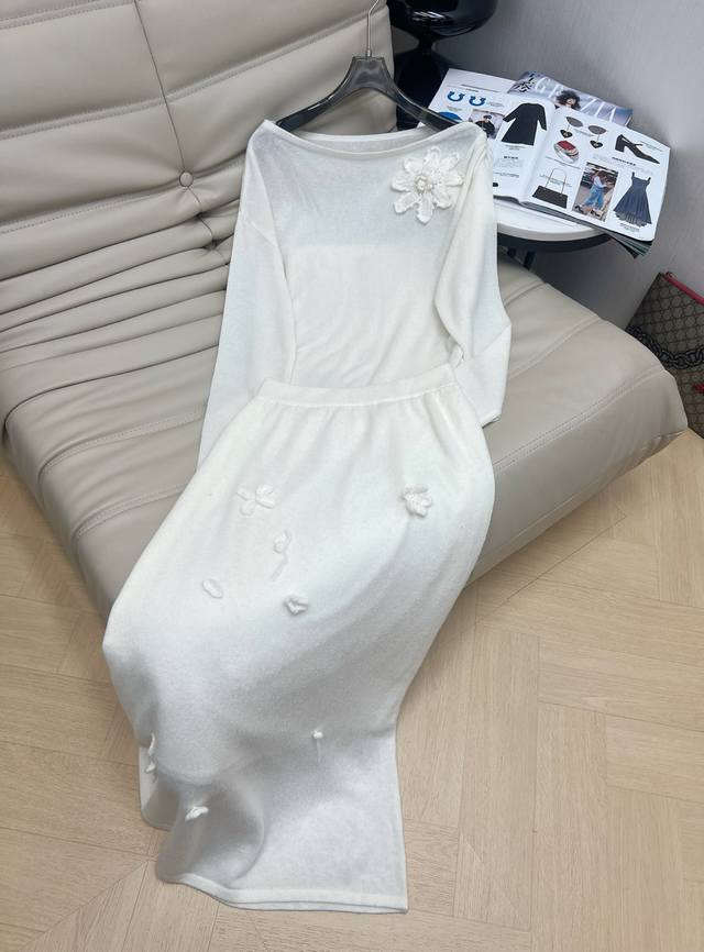 2620 Newest Silk Wool Suit Arrives! Embroidered Flower Round Neck Off-Shoulder T