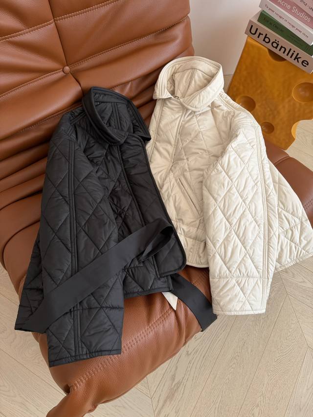 Exquisite Padded Jacket 25Fw This padded jacket features a tie-up hem and a soph