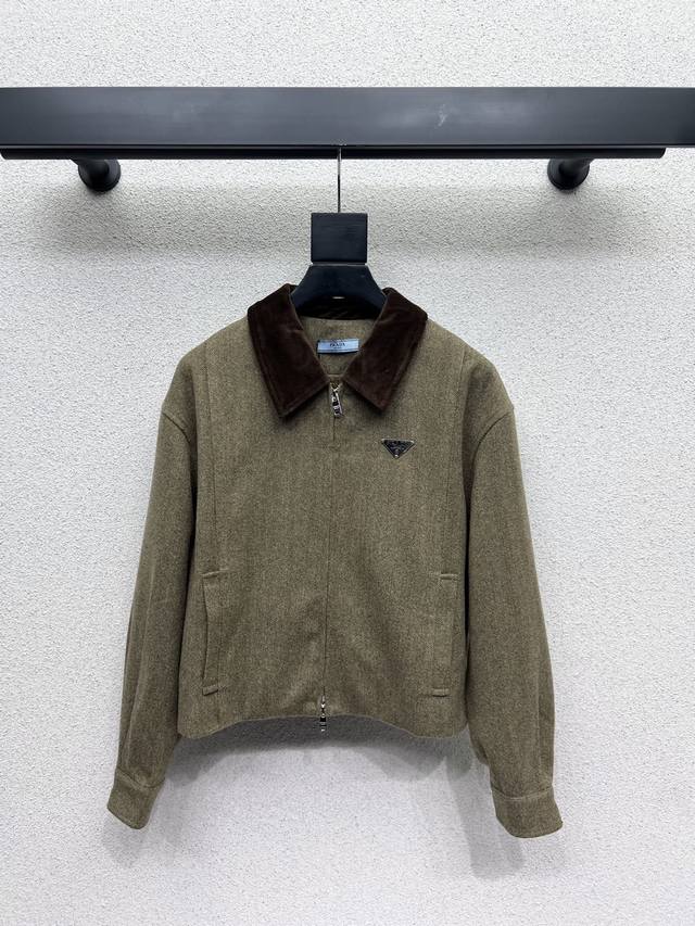 P brand wool coat, incredibly stylish, high-end custom triangular logo, and exqu