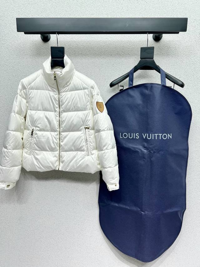 L brand down jacket with goose down filling, offering excellent overall warmth.